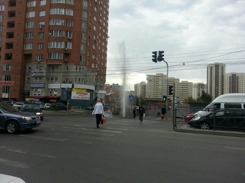 Столб воды вырвался из-под земли в Новосибирске